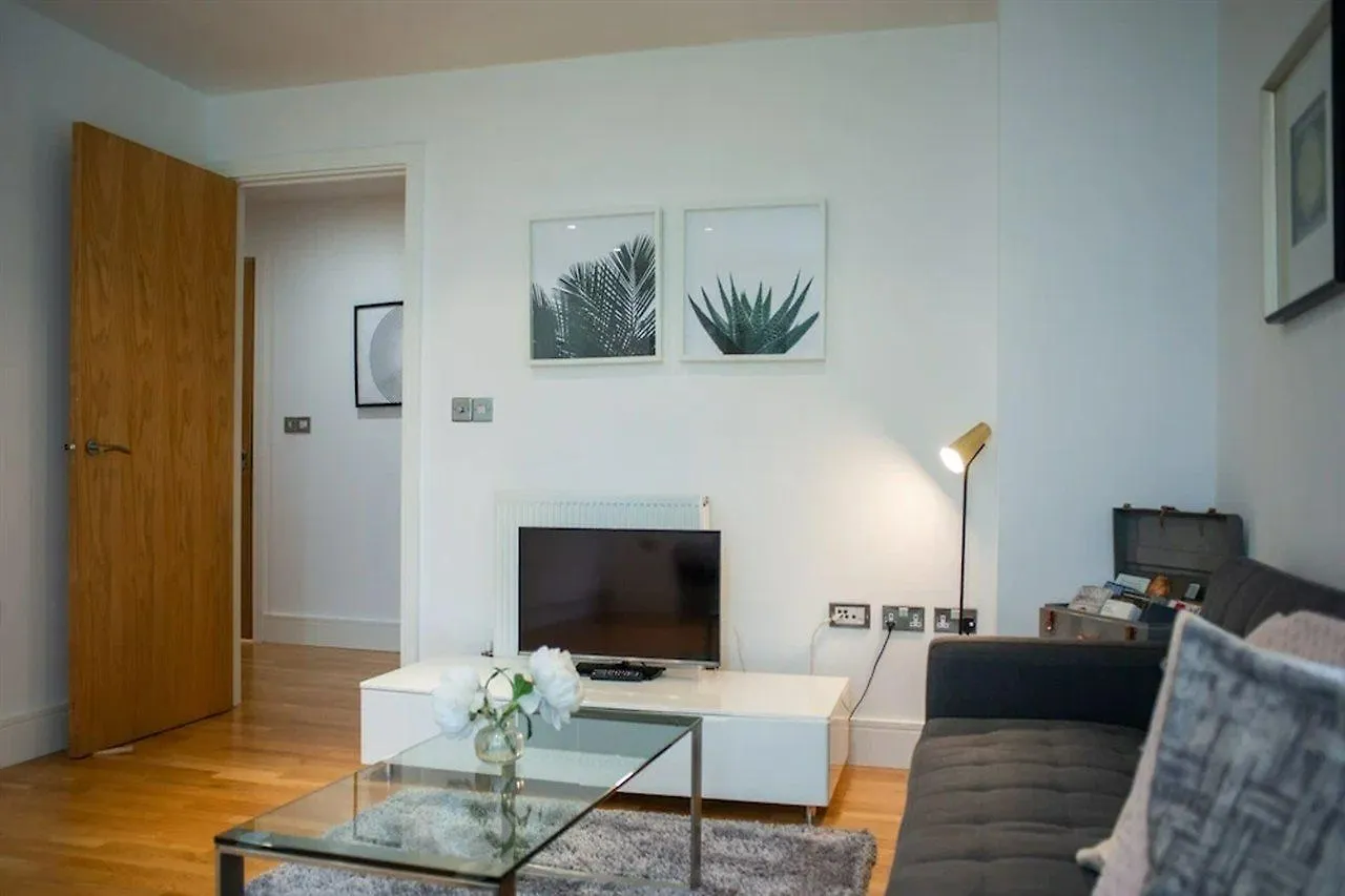 Luxurious Lanterns Court Two-Bedrooms Apartments London 0*,  United Kingdom